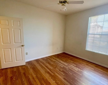 231 W Horizon Ridge Parkway - Photo Thumbnail 10