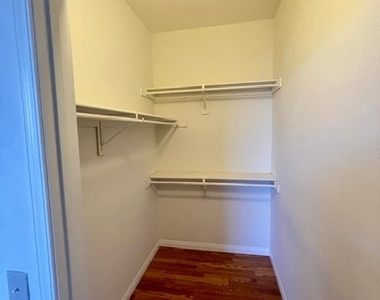 231 W Horizon Ridge Parkway - Photo Thumbnail 9