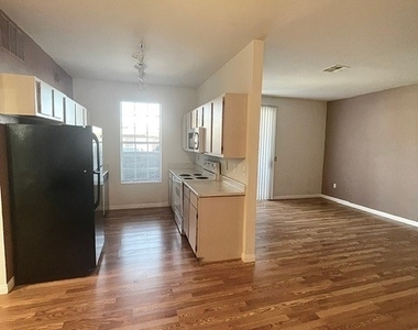 231 W Horizon Ridge Parkway - Photo Thumbnail 2