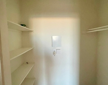 231 W Horizon Ridge Parkway - Photo Thumbnail 7
