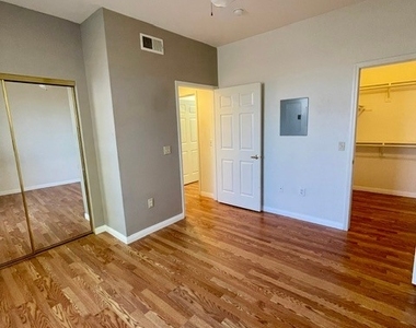 231 W Horizon Ridge Parkway - Photo Thumbnail 8