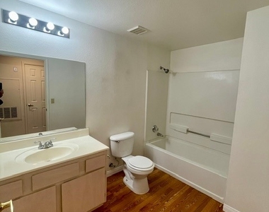231 W Horizon Ridge Parkway - Photo Thumbnail 11