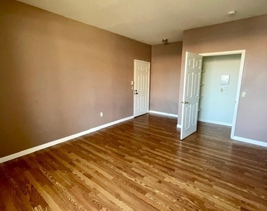 231 W Horizon Ridge Parkway - Photo Thumbnail 3