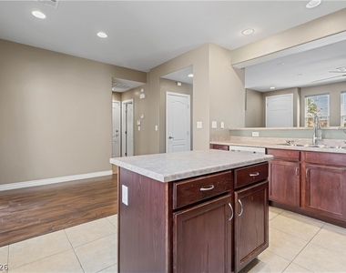 8396 Waylon Avenue - Photo Thumbnail 7