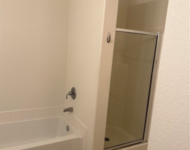 2291 W Horizon Ridge Parkway - Photo Thumbnail 10