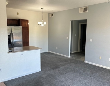 2291 W Horizon Ridge Parkway - Photo Thumbnail 18