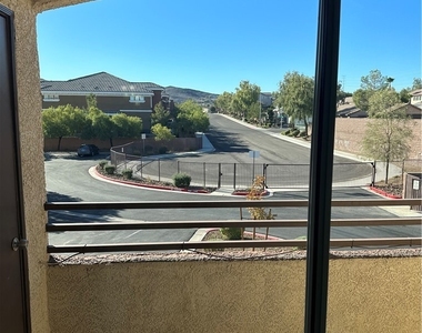2291 W Horizon Ridge Parkway - Photo Thumbnail 15