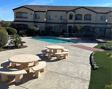 2291 W Horizon Ridge Parkway - Photo Thumbnail 4