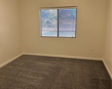 2291 W Horizon Ridge Parkway - Photo Thumbnail 7