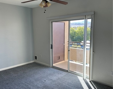 2291 W Horizon Ridge Parkway - Photo Thumbnail 16