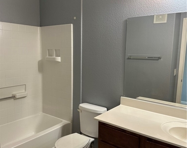 2291 W Horizon Ridge Parkway - Photo Thumbnail 14