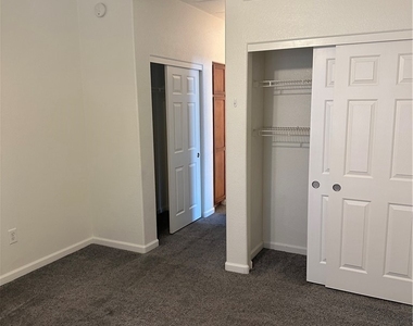 2291 W Horizon Ridge Parkway - Photo Thumbnail 8