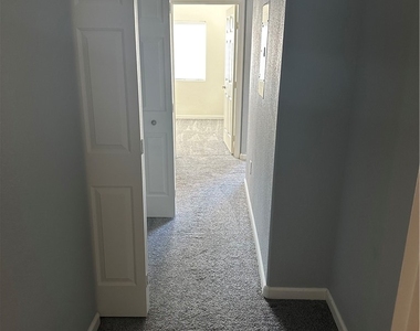 2291 W Horizon Ridge Parkway - Photo Thumbnail 11