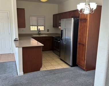 2291 W Horizon Ridge Parkway - Photo Thumbnail 6