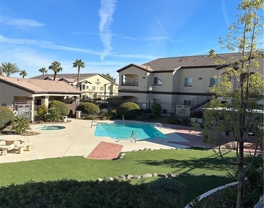 2291 W Horizon Ridge Parkway - Photo Thumbnail 3