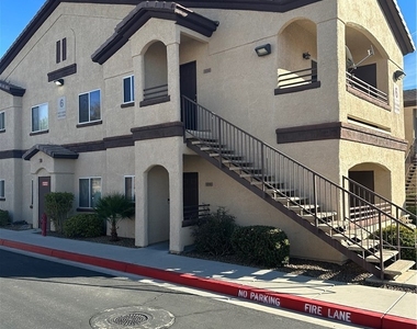 2291 W Horizon Ridge Parkway - Photo Thumbnail 2