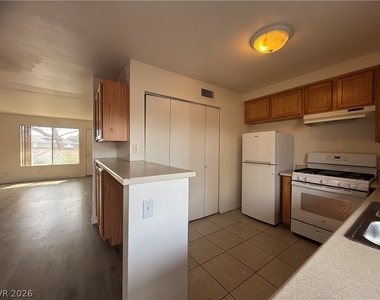 6211 Meadowhaven Lane - Photo Thumbnail 8