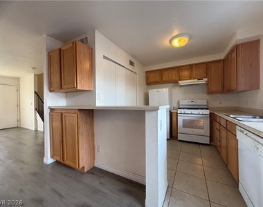 6211 Meadowhaven Lane - Photo Thumbnail 2
