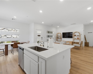 913 Elmwood Forest Lane - Photo Thumbnail 15
