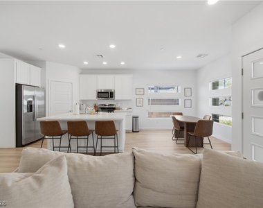 913 Elmwood Forest Lane - Photo Thumbnail 8