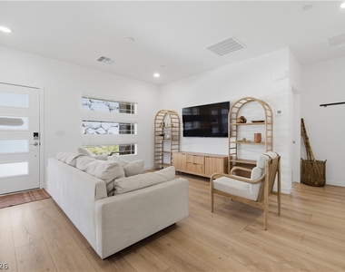 913 Elmwood Forest Lane - Photo Thumbnail 5