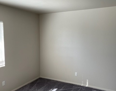 10516 Allthorn Avenue - Photo Thumbnail 9