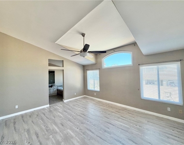 2317 Thayer Avenue - Photo Thumbnail 9
