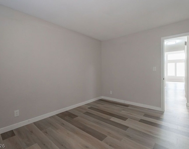 1735 Navarre Lane - Photo Thumbnail 27