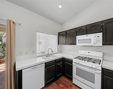 1833 Stablegate Avenue - Photo Thumbnail 10