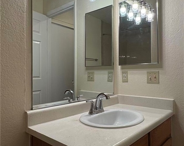 5038 S Rainbow Bl Boulevard - Photo Thumbnail 10