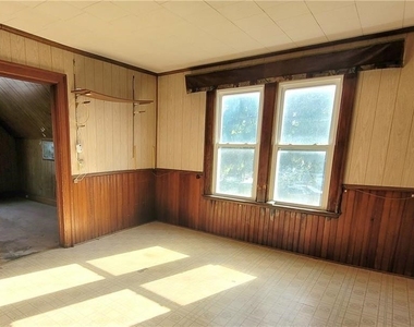 325 Box Ave (upper) Avenue - Photo Thumbnail 2