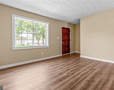 392 Northdale Court - Photo Thumbnail 5