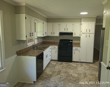 563 Pinehill Road - Photo Thumbnail 6