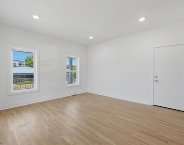 116 Valley St - Photo Thumbnail 6