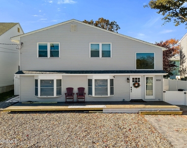 1850 Shore Boulevard - Photo Thumbnail 3