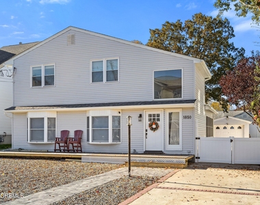 1850 Shore Boulevard - Photo Thumbnail 1