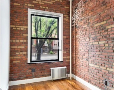 West 14 Street - Photo Thumbnail 6