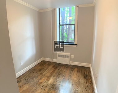 West 14 Street - Photo Thumbnail 4