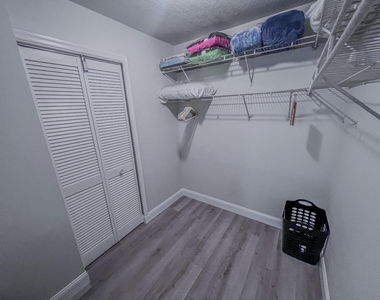 1127 E Seminole Avenue E - Photo Thumbnail 11