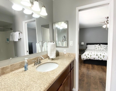 5803 S Kenwood Lane - Photo Thumbnail 7