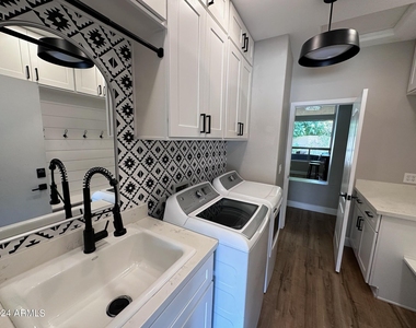 5228 E Bluefield Avenue - Photo Thumbnail 4