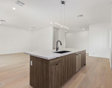 1625 E Lamar Road - Photo Thumbnail 6