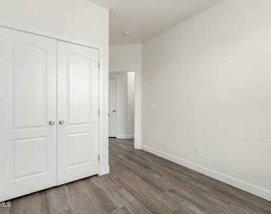 111 W Beth Drive - Photo Thumbnail 19