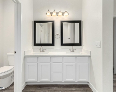 111 W Beth Drive - Photo Thumbnail 8