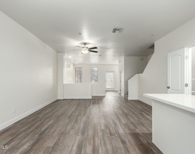 111 W Beth Drive - Photo Thumbnail 3