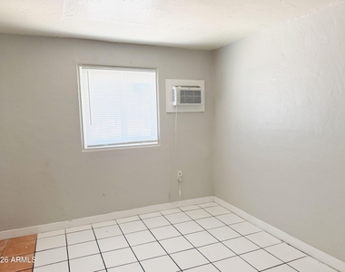 1125 E Devonshire Avenue - Photo Thumbnail 5