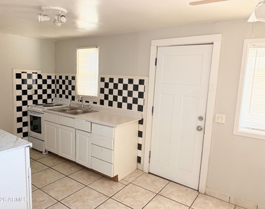 1125 E Devonshire Avenue - Photo Thumbnail 2
