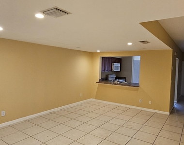 4621 Nw 88th Avenue - Photo Thumbnail 2