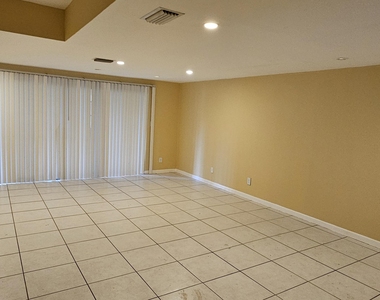 4621 Nw 88th Avenue - Photo Thumbnail 1