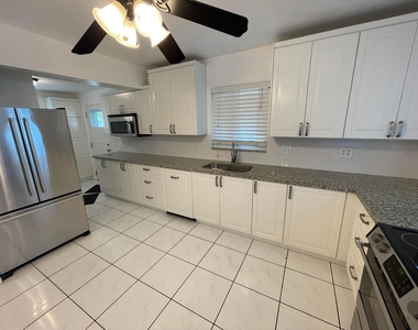 845 Nw 10th Avenue - Photo Thumbnail 1